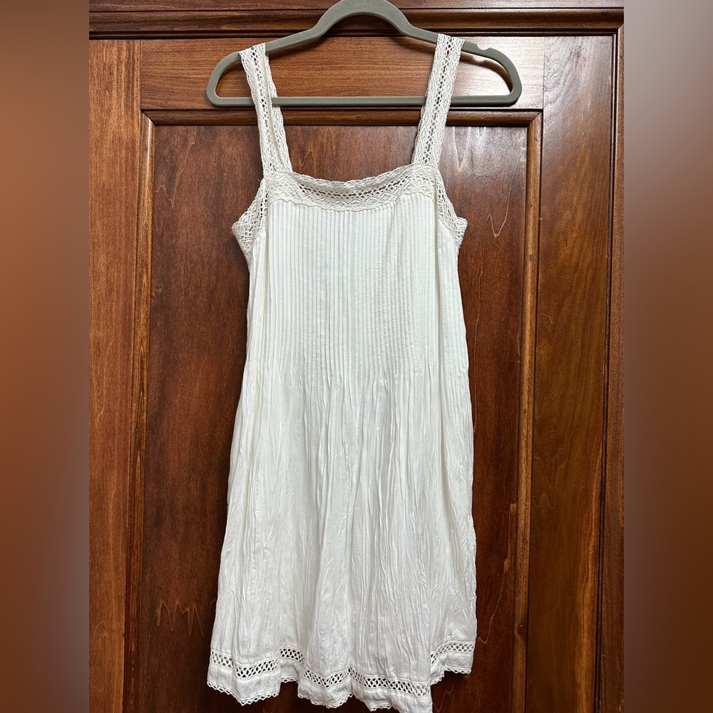 Aritzia Wilfred Crinkle Babydoll Dress With Lace Detailing. Size XS.